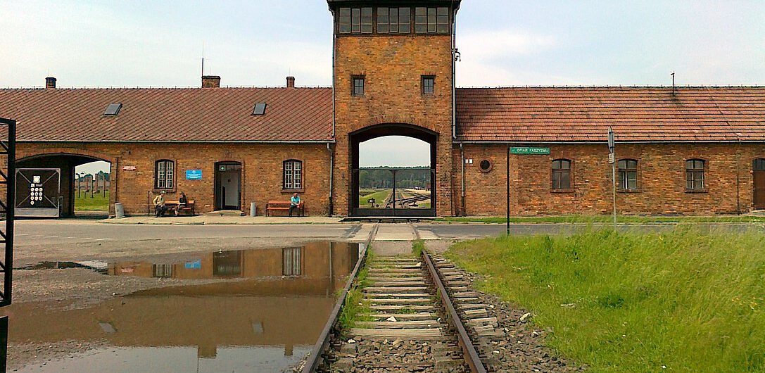 Niemiecka polityk opublikowała nagranie o Holokauście. Zgadnijcie jak nazwano w nim Auschwitz