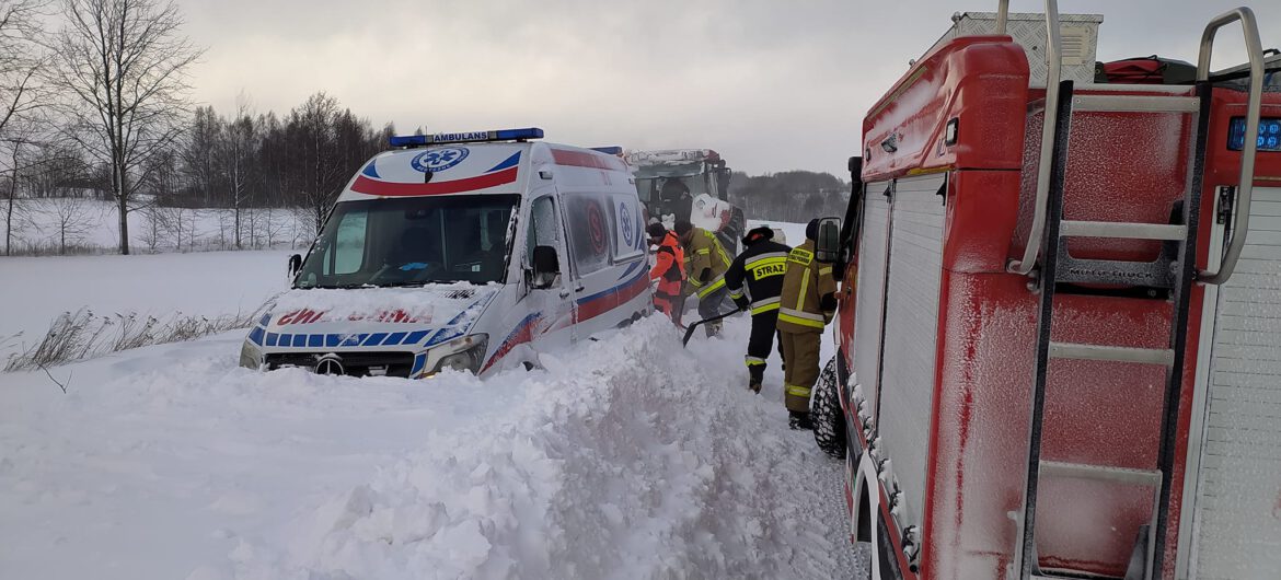 Karetka na sygnale utknęła w głębokich zaspach. Pomogli ochotnicy ze Straży Pożarnej