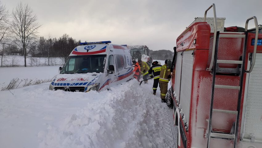 Karetka na sygnale utknęła w głębokich zaspach. Pomogli ochotnicy ze Straży Pożarnej