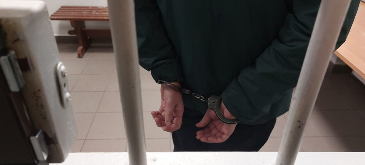 Policjanci zatrzymali seryjnego złodzieja. Mieszkaniec Rzeszowa okradł m.in. aptekę, gabinet stomatologiczny oraz lodowisko