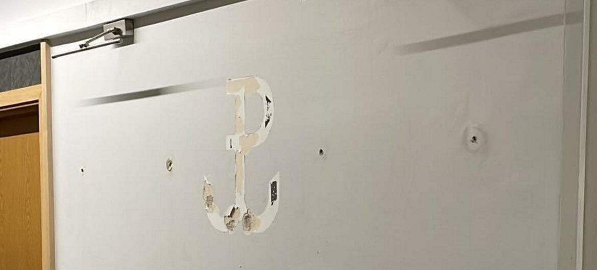 Najpierw zdjęli znak Polski Walczącej, teraz tłumaczą się… remontem budynku ministerstwa