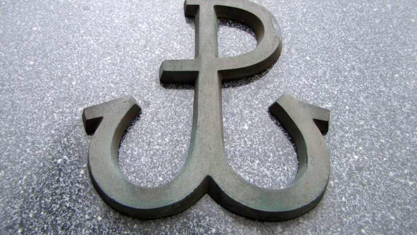 Ministerstwo Klimatu usunęło symbol Polski Walczącej. “To metody komunistów z PRL”