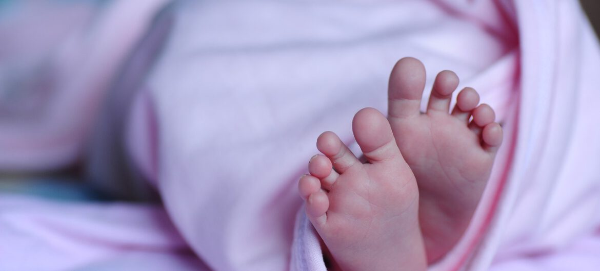 Rodzice zostawili dwumiesięczne dziecko pod opieką babci. Kobieta była kompletnie pijana