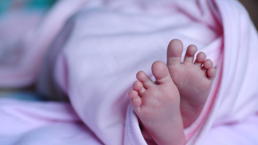 Rodzice zostawili dwumiesięczne dziecko pod opieką babci. Kobieta była kompletnie pijana