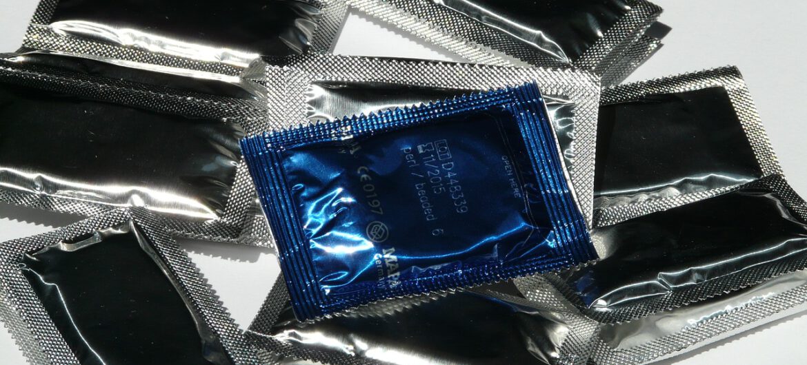 Pracownik więzienia zwolniony za dziurawienie prezerwatyw dla osadzonych