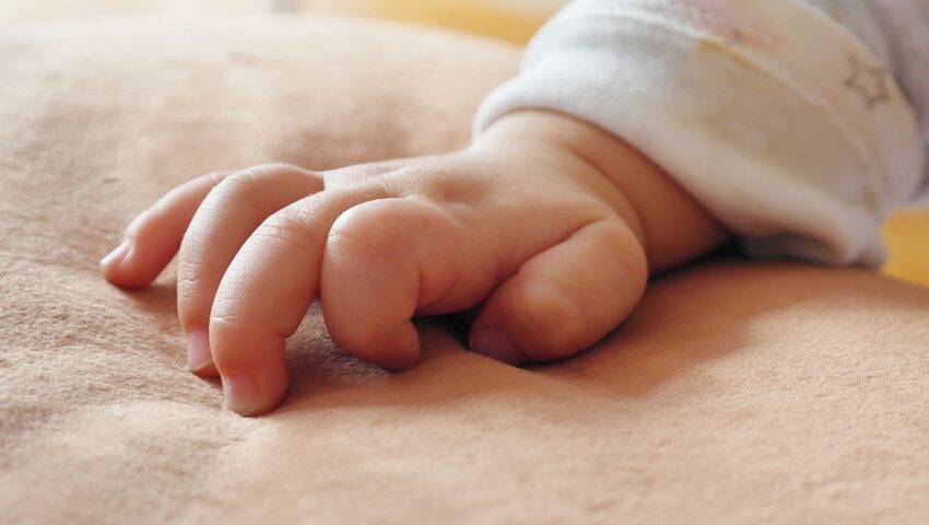 Denerwował ich płacz dziecka. Rodzice usłyszeli zarzuty znęcania się nad dwumiesięczną córką