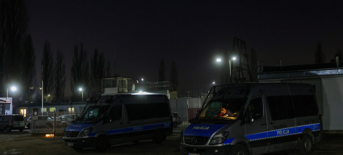 “Reżim Tuska znów stchórzył”. Kamińskiego i Wąsika wywieziono z Warszawy