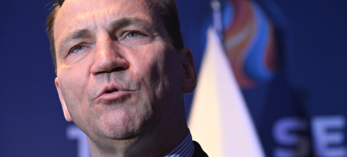 Sikorski chce zestrzeliwać rosyjskie pociski zanim wlecą w naszą przestrzeń powietrzną. “To nasz obowiązek”