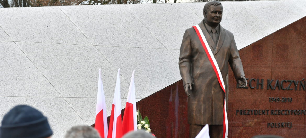 Przepychanki podczas odsłonięcia pomnika Lecha Kaczyńskiego. Przeciwnicy Zjednoczonej Prawicy skandowali wulgarne hasła