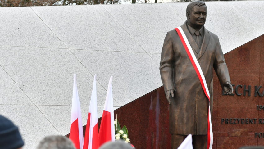 Przepychanki podczas odsłonięcia pomnika Lecha Kaczyńskiego. Przeciwnicy Zjednoczonej Prawicy skandowali wulgarne hasła