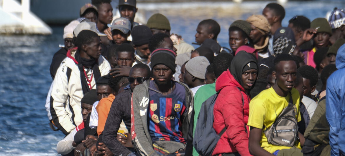 Migranci z Afryki i Azji już za 2 lata przyjadą do Polski. Tusk osobiście w 2015 r. naciskał na wprowadzenie paktu migracyjnego