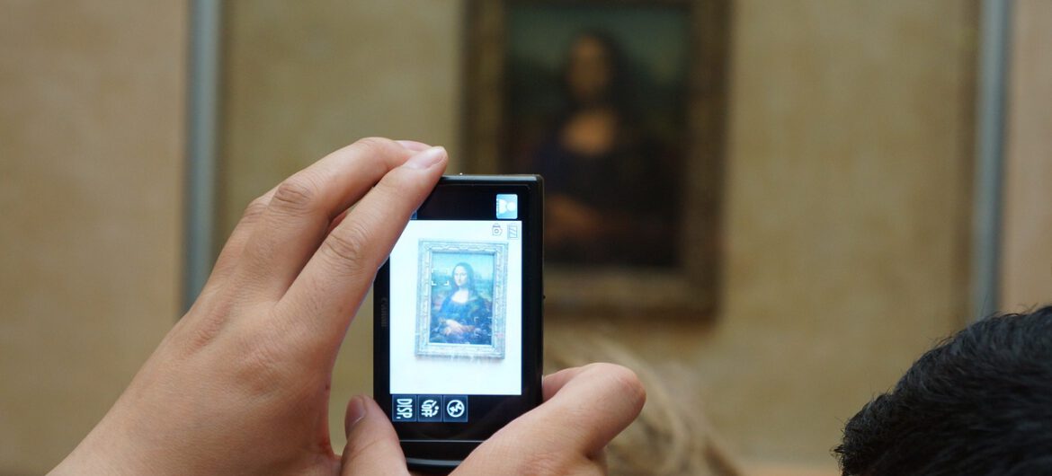 Aktywistki znowu dały popis. Olały zupą obraz „Mona Lisa” w Luwrze