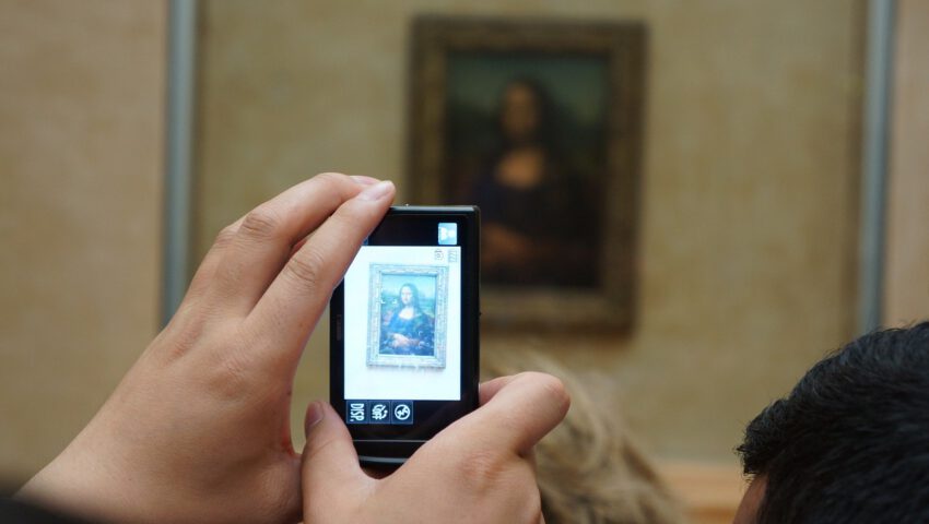Aktywistki znowu dały popis. Olały zupą obraz „Mona Lisa” w Luwrze