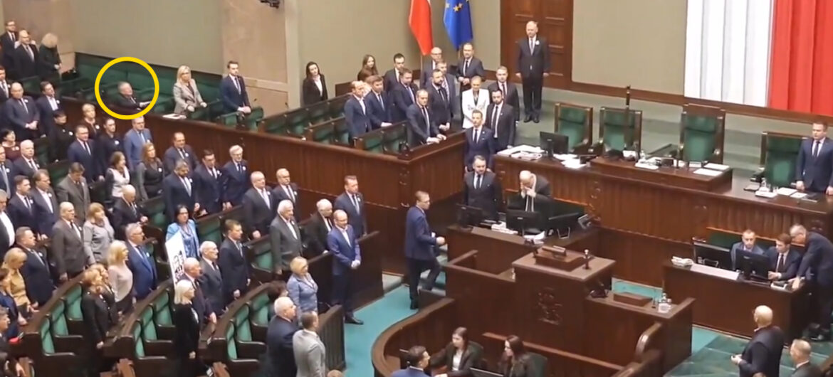 Minister rządu Tuska zlekceważył hymn Polski. Nawet nie wstał z fotela