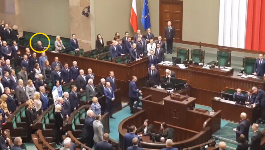 Minister rządu Tuska zlekceważył hymn Polski. Nawet nie wstał z fotela
