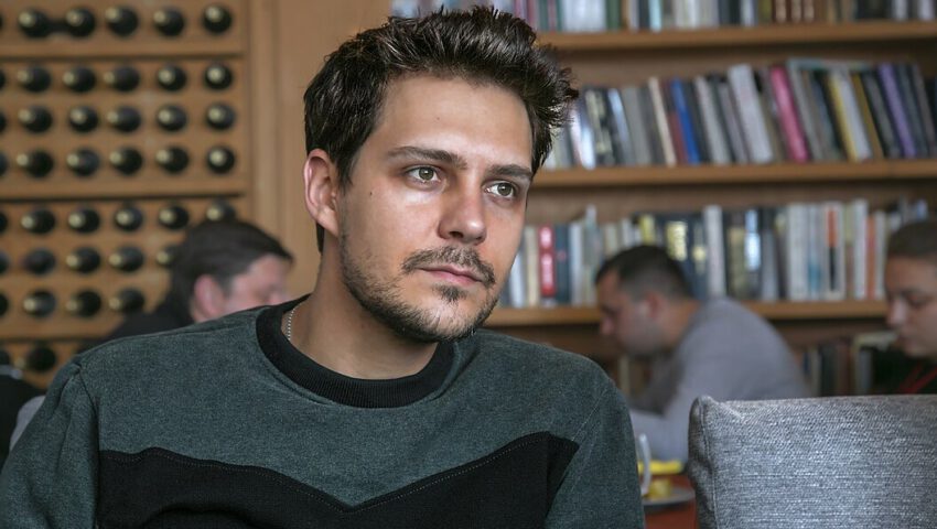 Aktor wyleciał z popularnego serialu. Poszło o jego związki z Rosją
