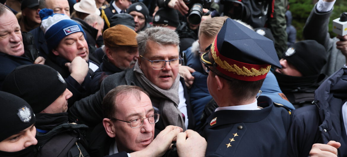 Szymon Hołownia zamknął Sejm przed posłami. “To miał być przyjazny, otwarty Sejmu, uśmiechnięty! To jest wielkie oszustwo”