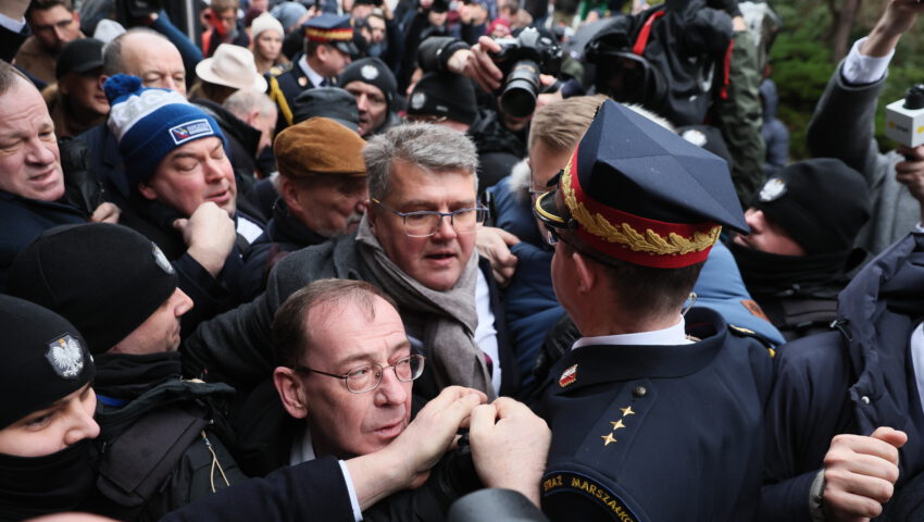 Szymon Hołownia zamknął Sejm przed posłami. “To miał być przyjazny, otwarty Sejmu, uśmiechnięty! To jest wielkie oszustwo”