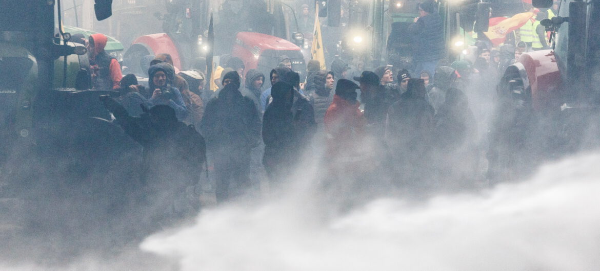 Policja użyła gazu łzawiącego wobec protestujących rolników. Chaos na ulicach Brukseli
