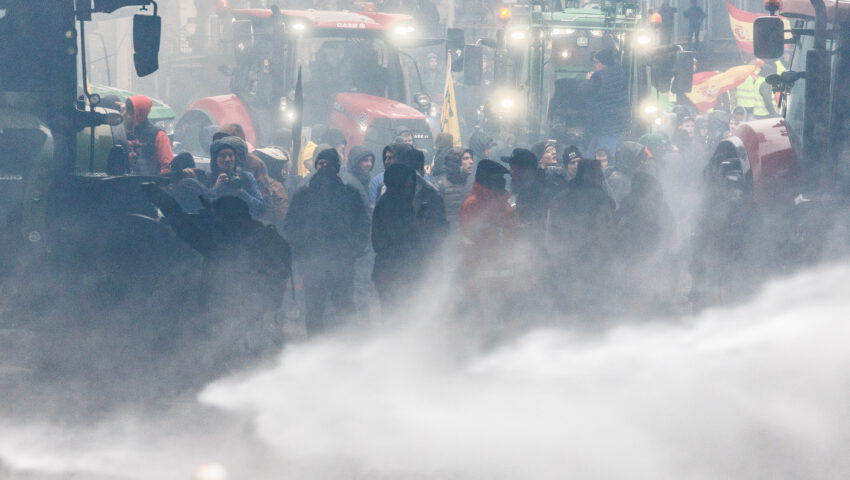 Policja użyła gazu łzawiącego wobec protestujących rolników. Chaos na ulicach Brukseli