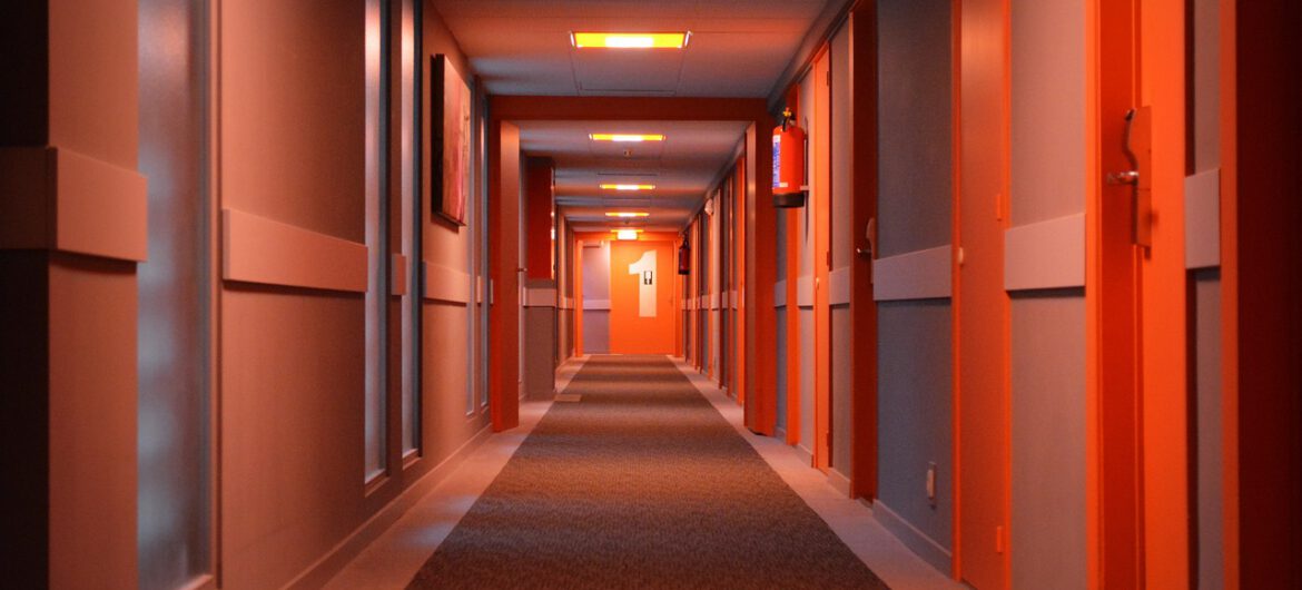 Chwile grozy w hotelu. Wyważył drzwi do pokoju i chciał zabić trzyosobową rodzinę