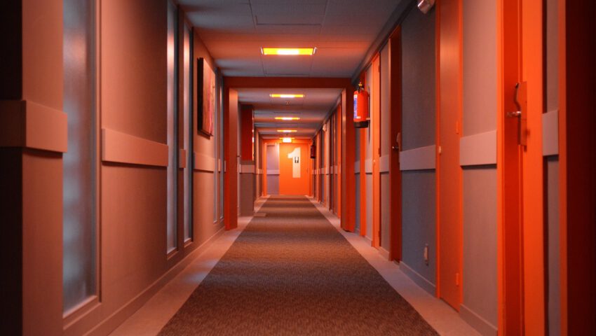 Chwile grozy w hotelu. Wyważył drzwi do pokoju i chciał zabić trzyosobową rodzinę