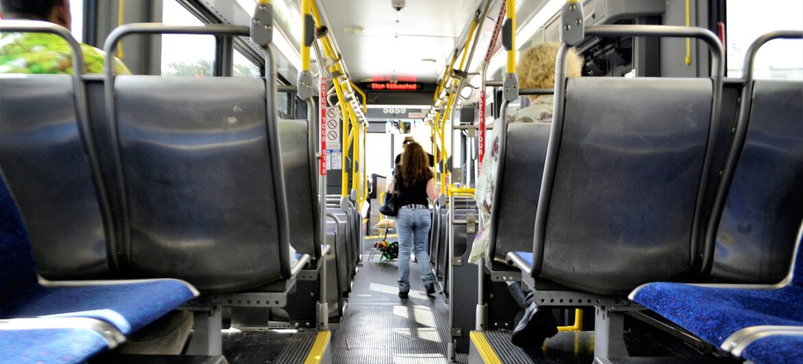 Kierowca wyrzucił z autobusu matkę z dziećmi. Czekają go „surowe konsekwencje”