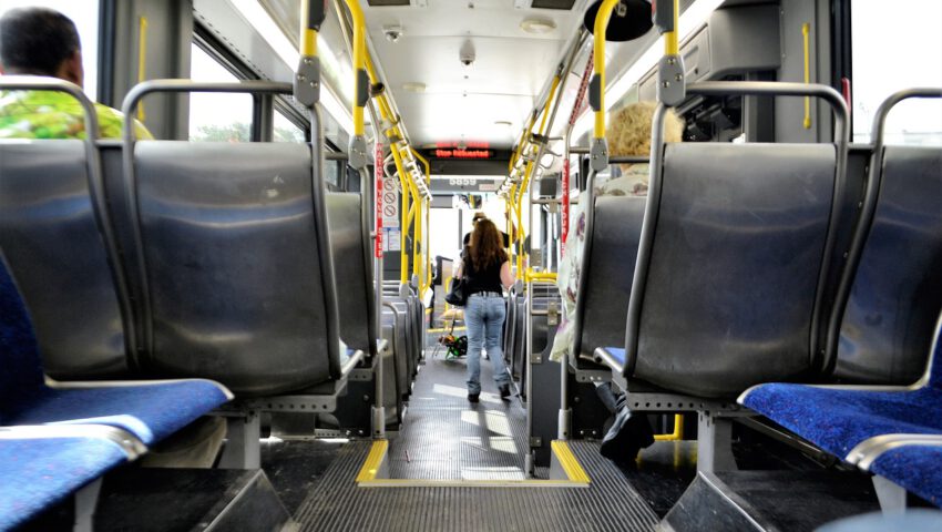 Kierowca wyrzucił z autobusu matkę z dziećmi. Czekają go „surowe konsekwencje”