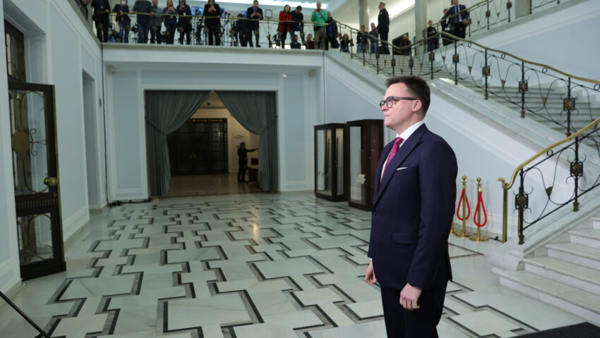 Co z tymi mandatami? Nocny wpis Macieja Wasika i przestroga dla Hołowni