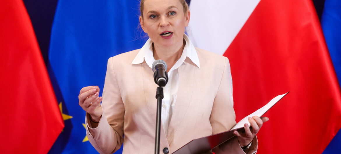 Podwyżki dla nauczycieli będą opóźnione? Nowacka: może się tak zdarzyć