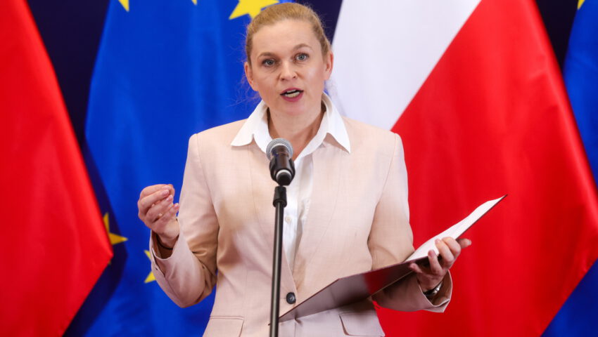 Podwyżki dla nauczycieli będą opóźnione? Nowacka: może się tak zdarzyć