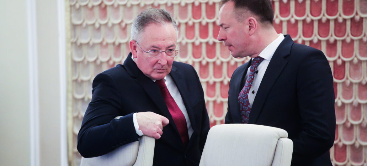 Niemcy chwalą Sienkiewicza: prawnuk sławnego pisarza “ogniem i mieczem” tępi nadużycia PiS