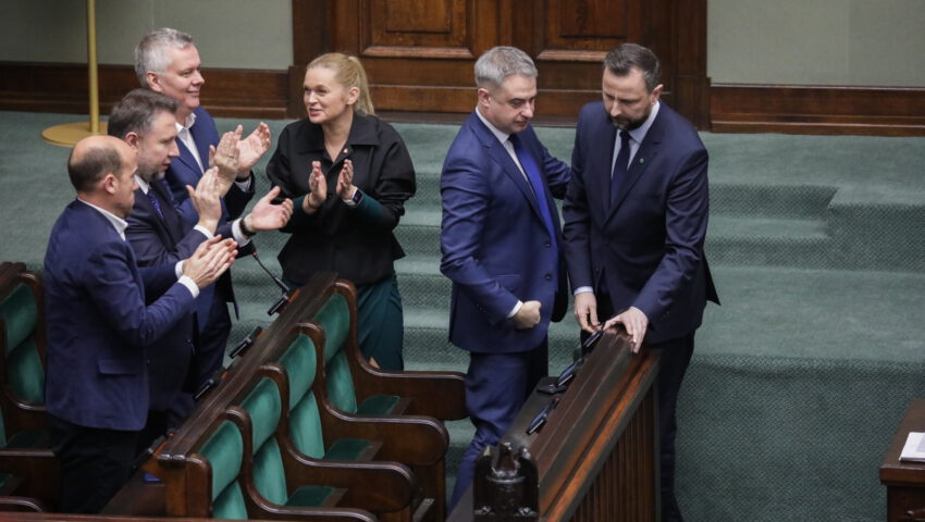 Co za cyrk. “Resort Cyfryzacji nie może ogłosić przetargu ws. laptopów dla uczniów, bo minister edukacji nie uaktualniła specyfikacji sprzętu”