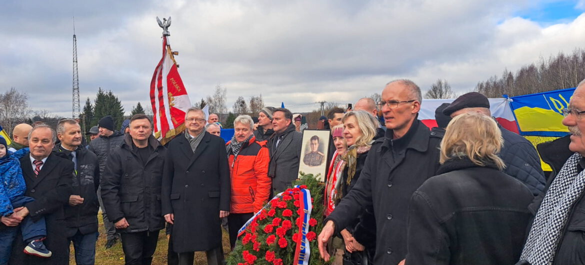 Ambasador Rosji S. Andrejew złożył wieniec w Pieniężnie, został wygwizdany i zakrzyczany