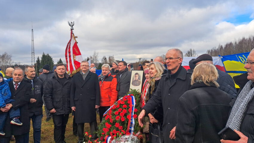 Ambasador Rosji S. Andrejew złożył wieniec w Pieniężnie, został wygwizdany i zakrzyczany