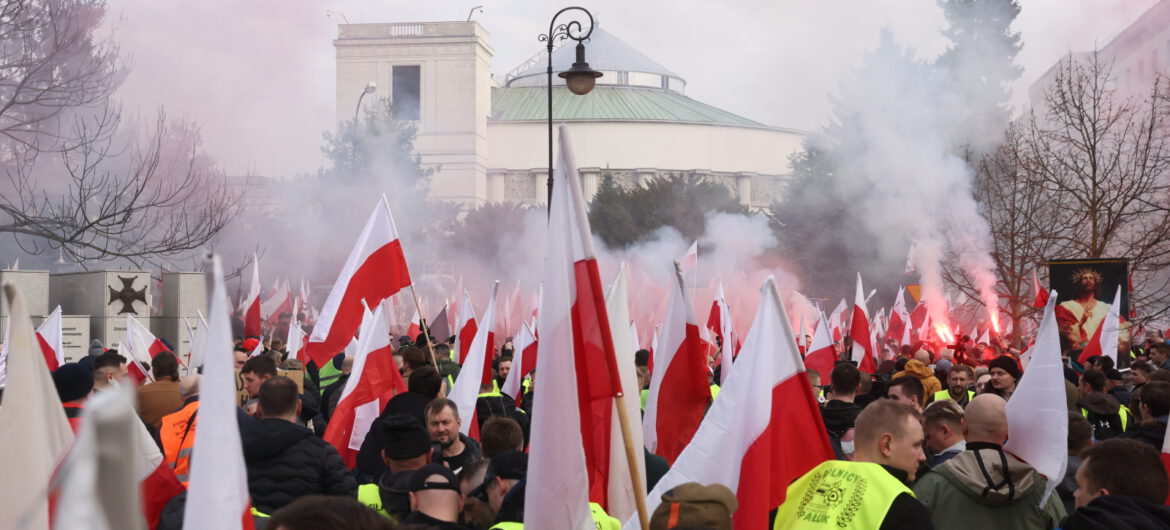 Rolnicy przywitani pod Sejmem barierkami. Politycy opozycji kpią z Hołowni