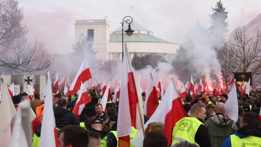 Rolnicy przywitani pod Sejmem barierkami. Politycy opozycji kpią z Hołowni