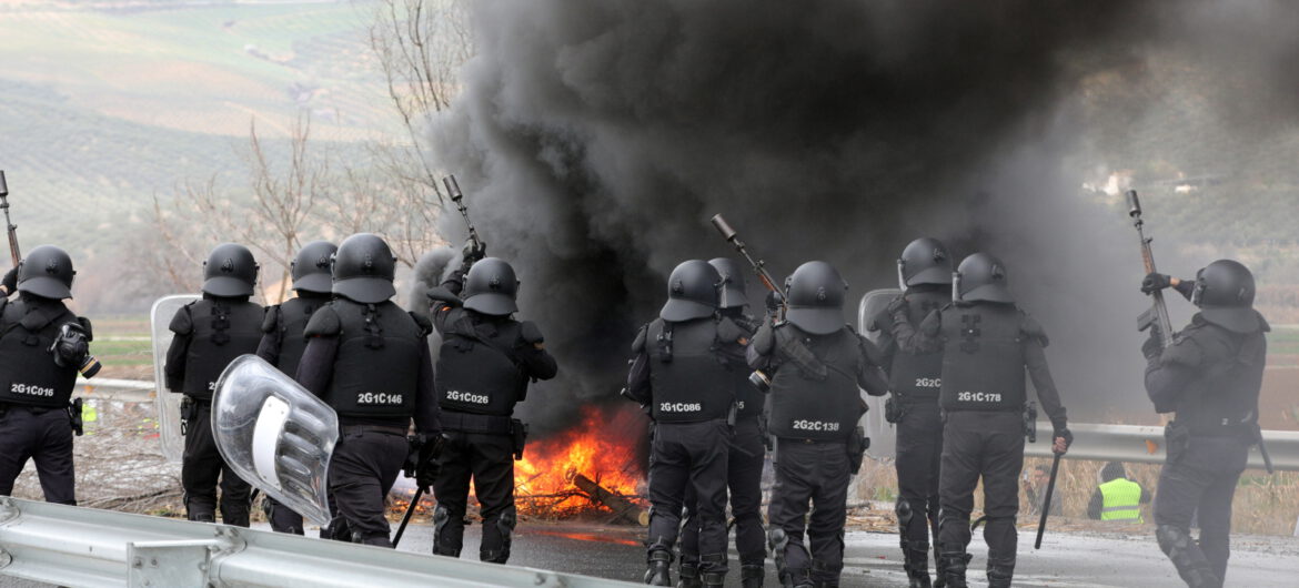 Policja użyła siły wobec strajkujących rolników. W ruch poszły pałki i gaz