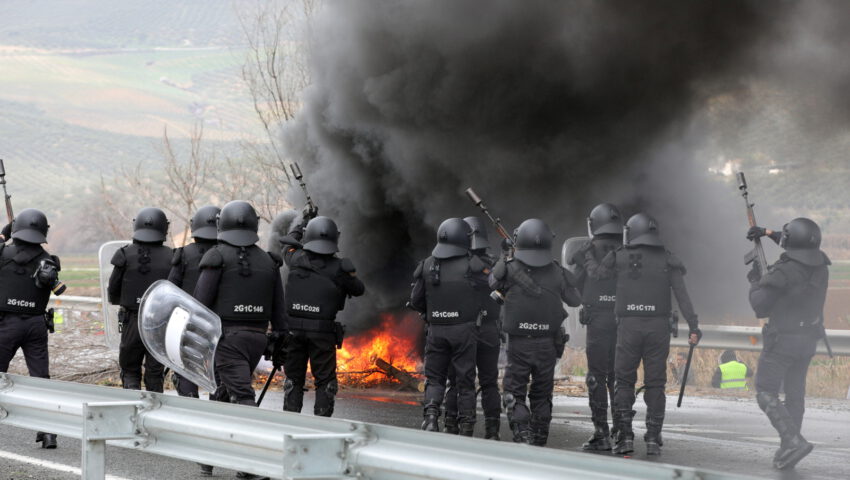 Policja użyła siły wobec strajkujących rolników. W ruch poszły pałki i gaz