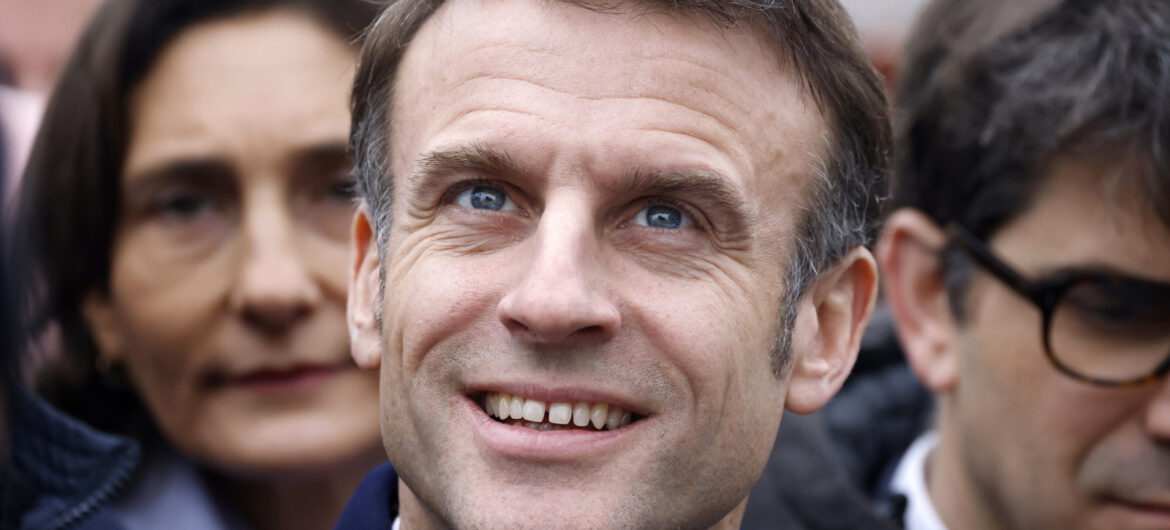 Macron obiecał, że weźmie kąpiel… w Sekwanie