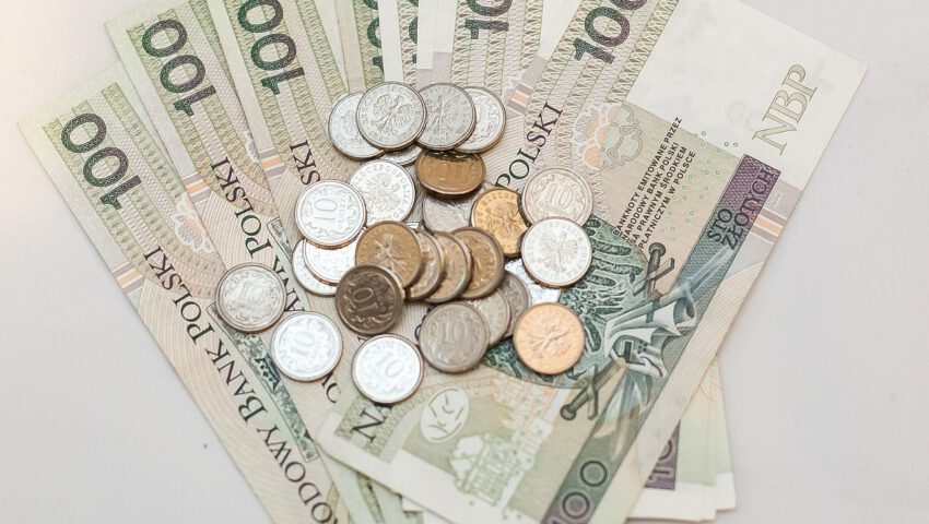 Maja miliony na kontach, wciąż schylają się po “drobne” w Sejmie. Szokujące ustalenia dziennikarzy