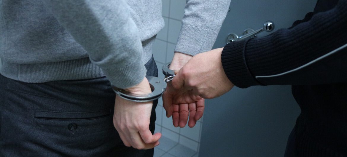 Policja rozbiła gang imigrantów. Niemal zabili 62-letnią kobietę