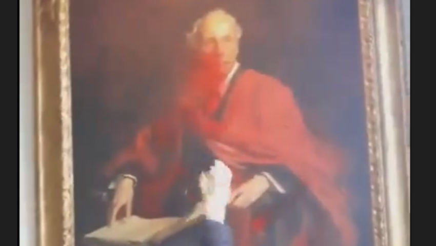 Aktywiści zniszczyli zabytkowy portret