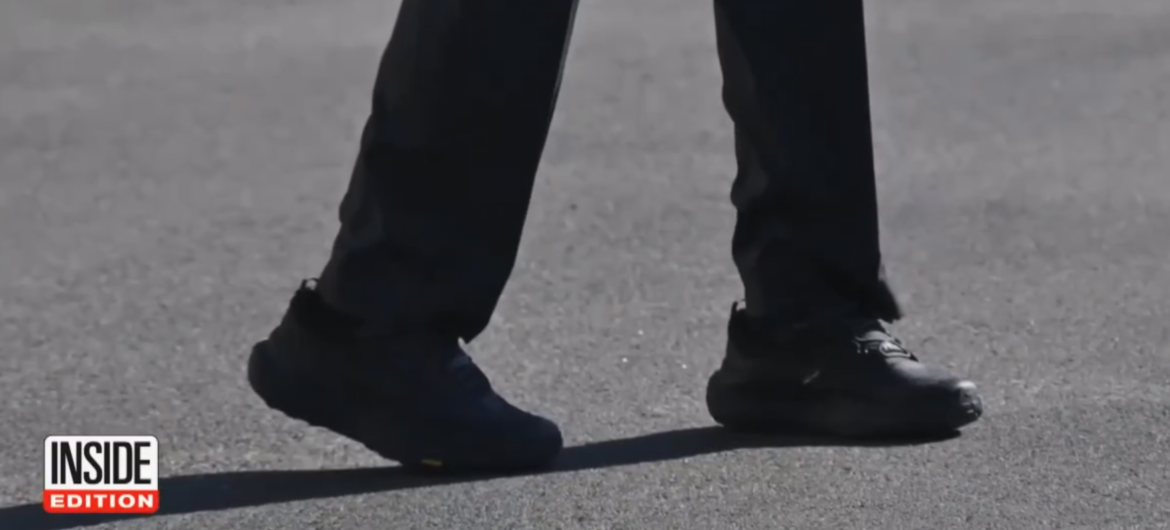 Joe Biden nosi buty sportowe do garnituru. Mają mu pomóc, by się nie przewracał?
