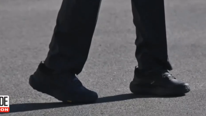 Joe Biden nosi buty sportowe do garnituru. Mają mu pomóc, by się nie przewracał?