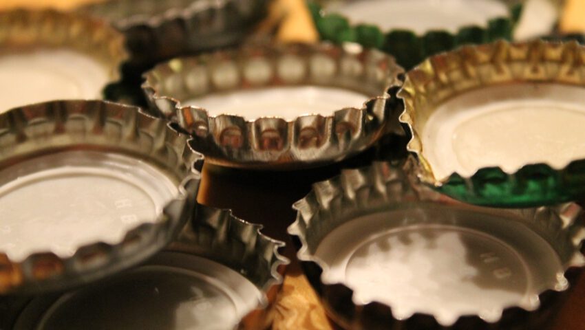Otworzył zębami 52 butelki z kapslami, by zdobyć pieniądze na dron