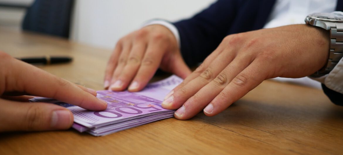 Zabrały martwego mężczyznę do banku, by wybrać pieniądze z jego konta