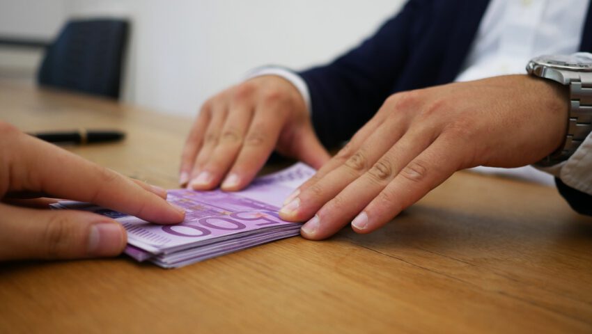 Zabrały martwego mężczyznę do banku, by wybrać pieniądze z jego konta