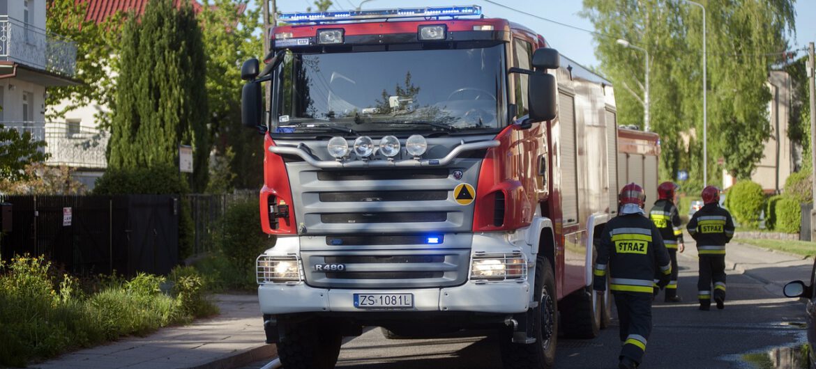 Ogromny pożar w zakładzie meblarskim. Ok. 100 strażaków walczy z ogniem