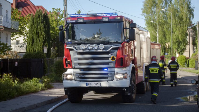 Ogromny pożar w zakładzie meblarskim. Ok. 100 strażaków walczy z ogniem